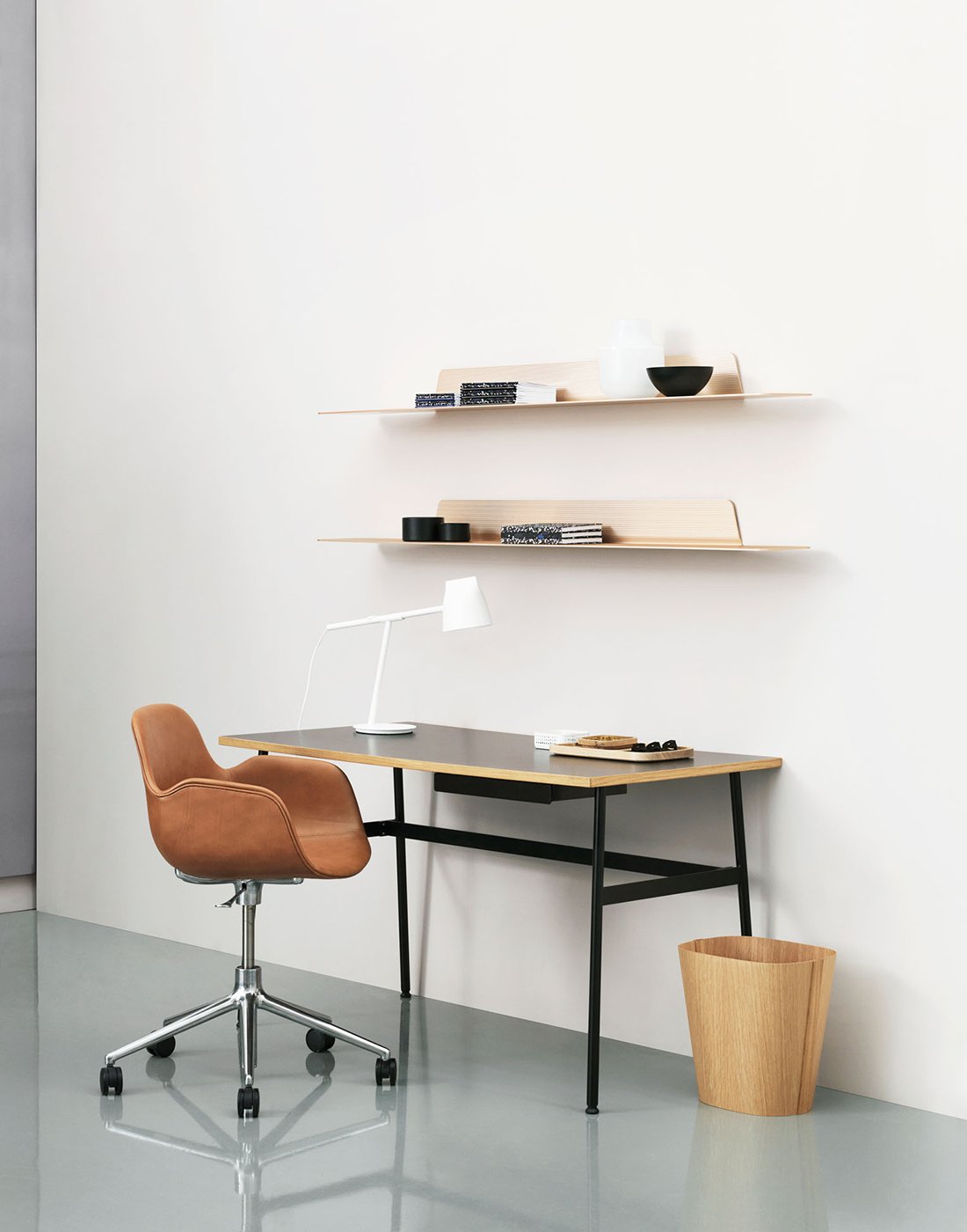 Büro minimalistisch eingerichtet im skandinavischen Stil