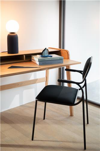 Stuhl ALBA in Schwarz präsentiert im Onlineshop von KAQTU Design AG. Stuhl mit Armlehne ist von Zuiver