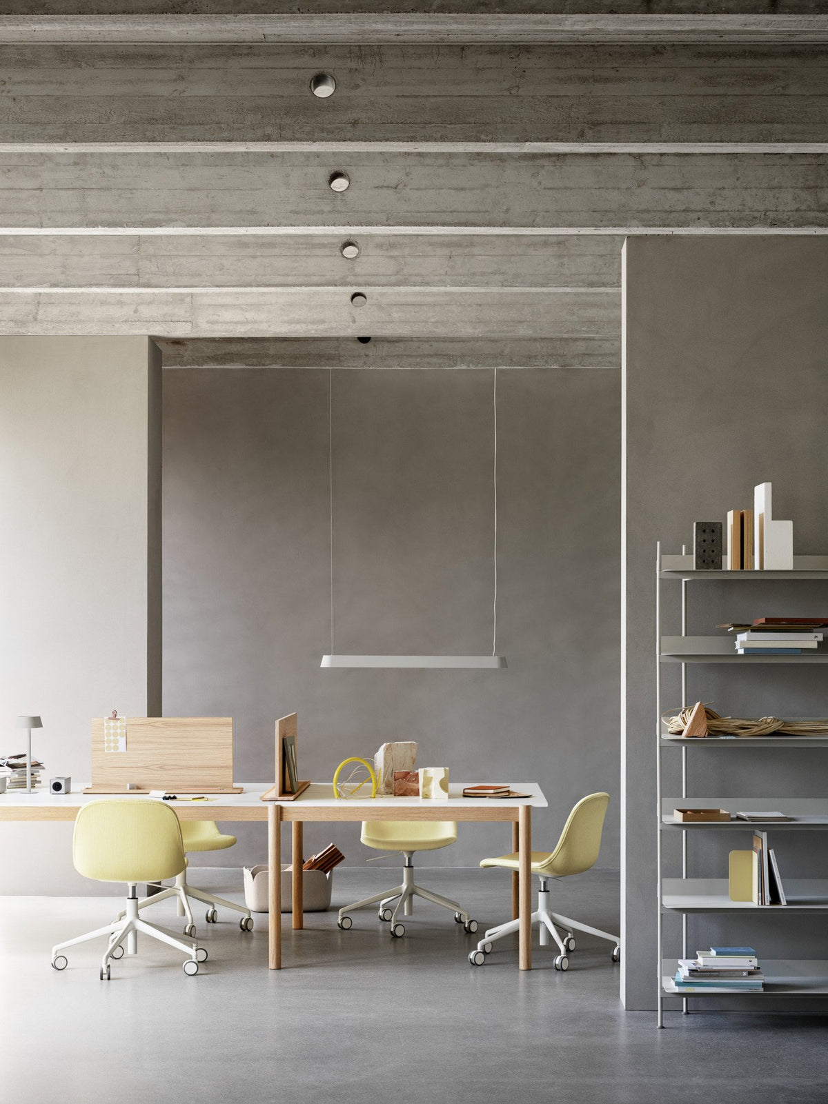Linear System Tisch in Weiss präsentiert im Onlineshop von KAQTU Design AG. Schreibtisch ist von Muuto