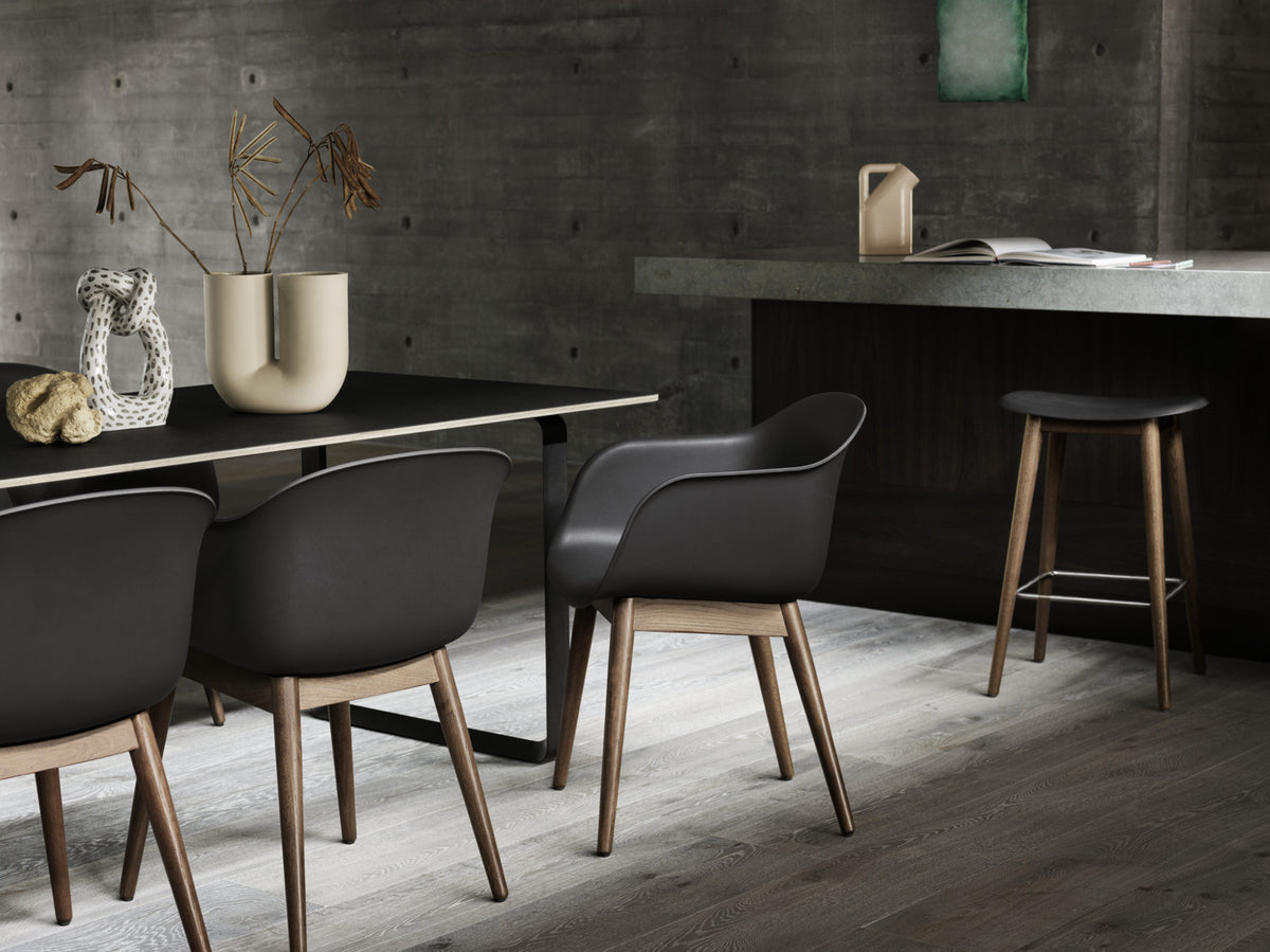 Fiber Armlehnstuhl in Schwarz / Braun präsentiert im Onlineshop von KAQTU Design AG. Schalenstuhl mit Armlehne ist von Muuto