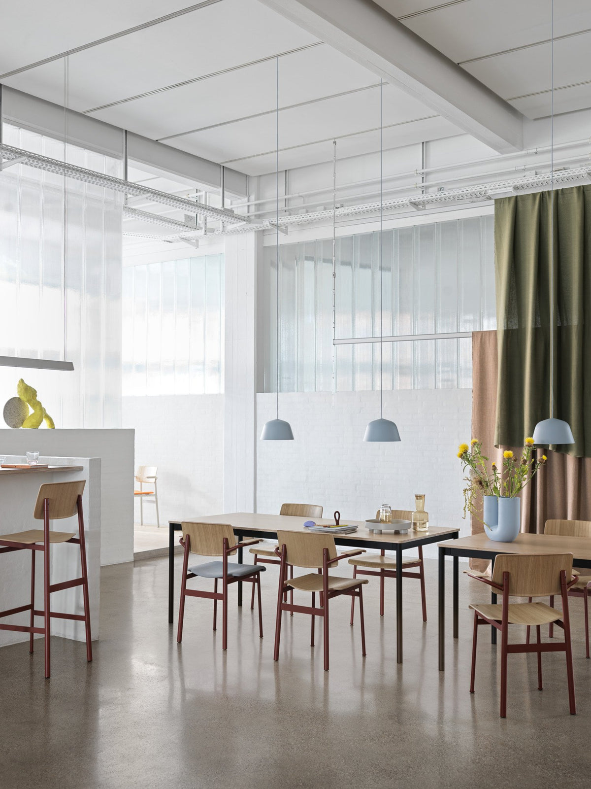 Base Tisch in Eiche / Schwarz präsentiert im Onlineshop von KAQTU Design AG. Schreibtisch ist von Muuto