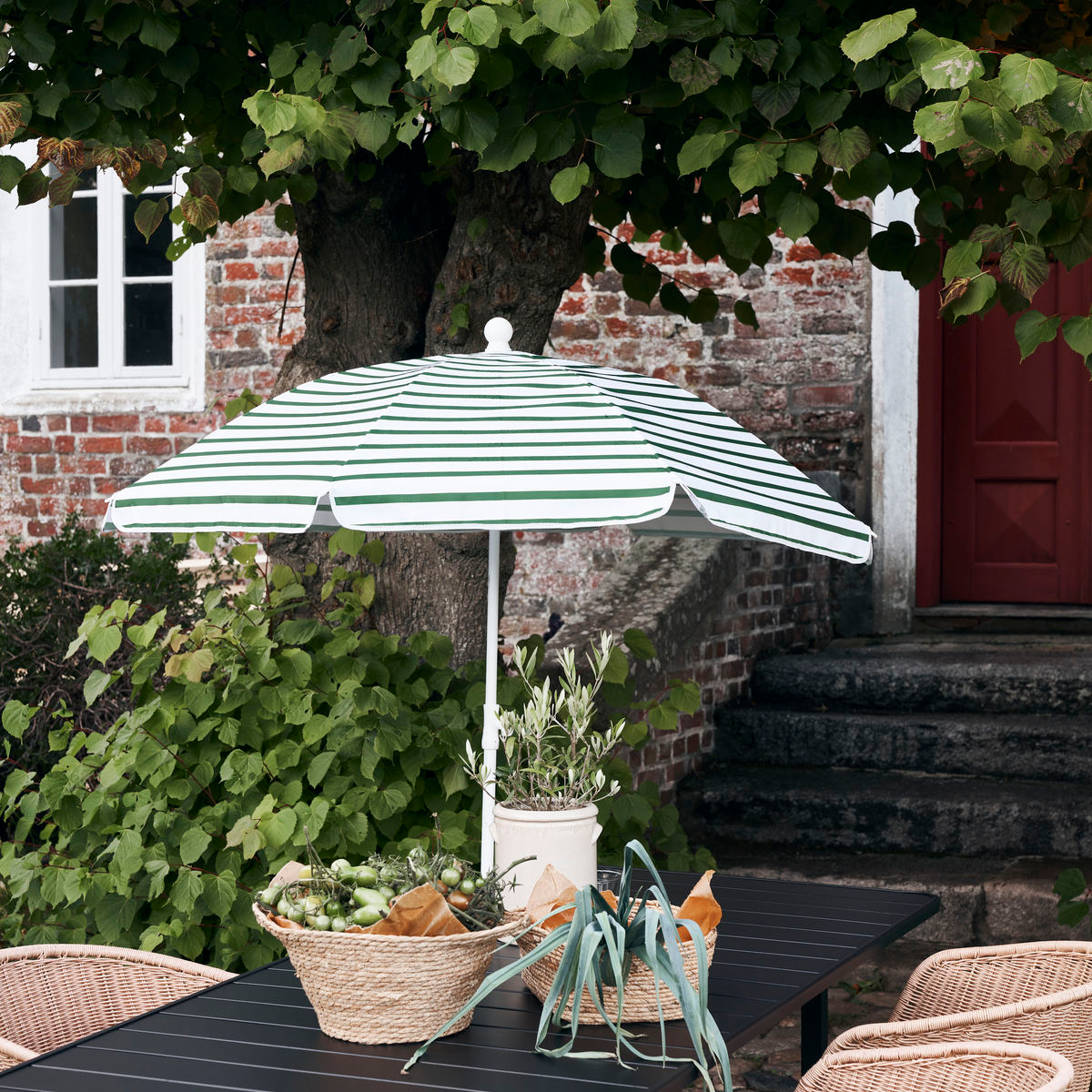 Strand-/Gartenschirm, Oktogon in Grün / Weiss präsentiert im Onlineshop von KAQTU Design AG. Sonnenschirm ist von House Doctor