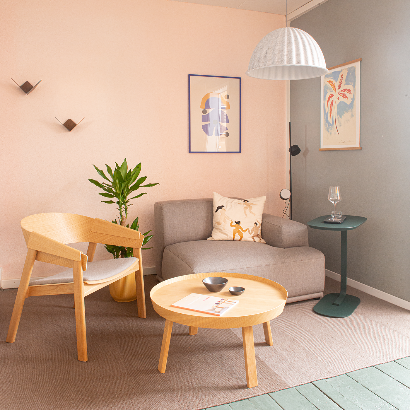 Wohnzimmer eingerichtet mit Muuto Möbel, Paper Collective Bilder und Umage Wandhaken