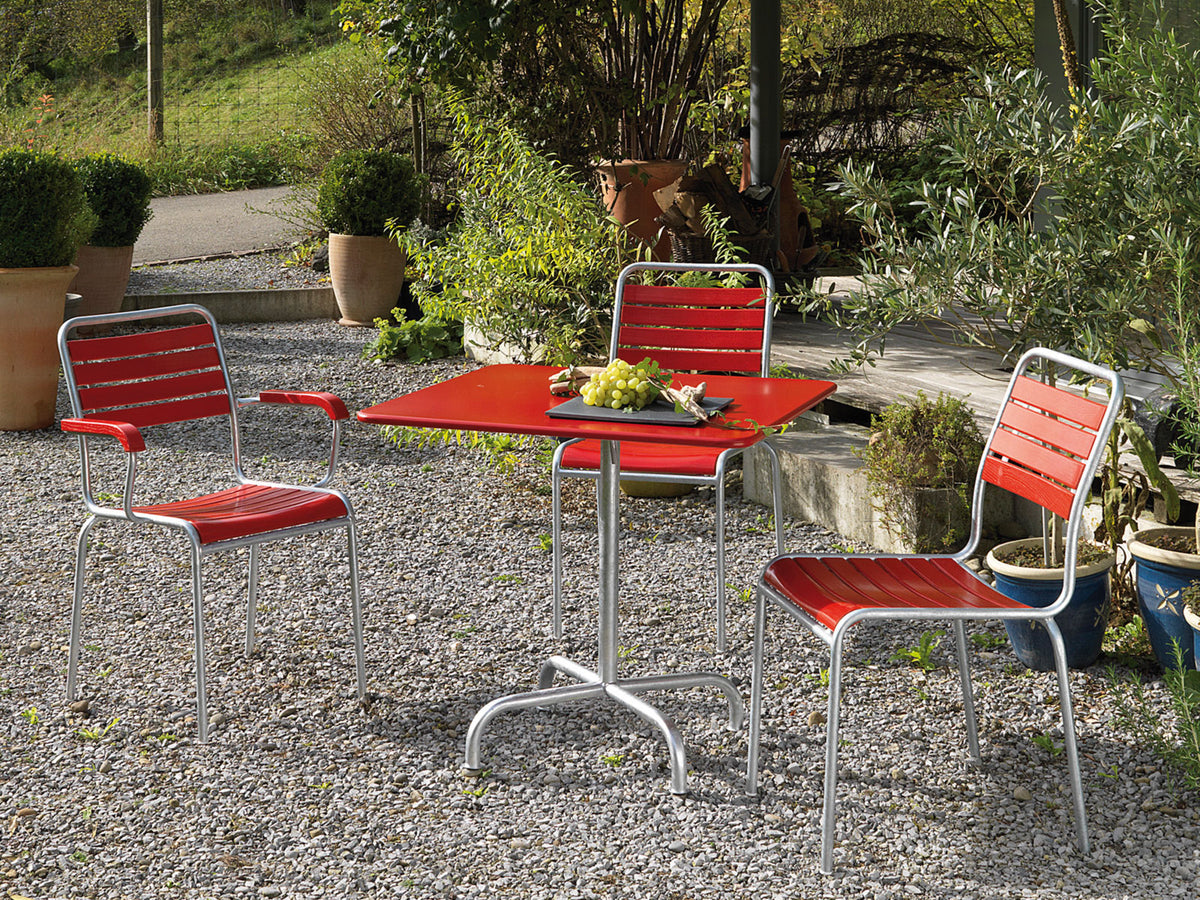 Tisch Rigi 70 x 70 in Rot / Feuerverzinkt präsentiert im Onlineshop von KAQTU Design AG. Gartentisch ist von Schaffner