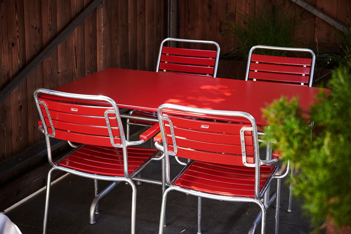 Holzlattenstuhl Rigi mit Armlehne in Rot / Feuerverzinkt präsentiert im Onlineshop von KAQTU Design AG. Gartenstuhl mit Armlehnen ist von Schaffner
