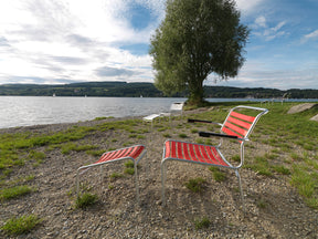Säntis Lounger mit Armlehne in Rot / Feuerverzinkt präsentiert im Onlineshop von KAQTU Design AG. Outdoor-Sessel mit Armlehnen ist von Schaffner