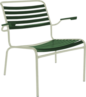 Säntis Lounger mit Armlehne in Tannengrün / Pastellgrün präsentiert im Onlineshop von KAQTU Design AG. Outdoor-Sessel mit Armlehnen ist von Schaffner