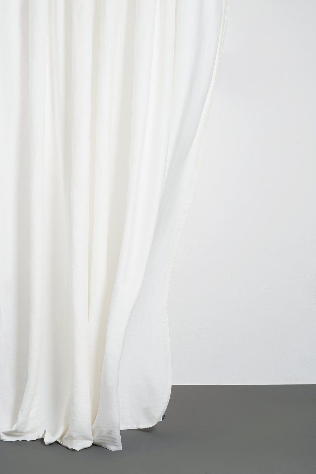 Two Tone Vorhang Stonewashed weiss in Weiss präsentiert im Onlineshop von KAQTU Design AG. Vorhang ist von ZigZagZurich