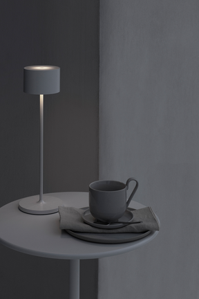 LED-Leuchte FAROL in warm gray präsentiert im Onlineshop von KAQTU Design AG. Tischleuchte ist von e + h Services AG