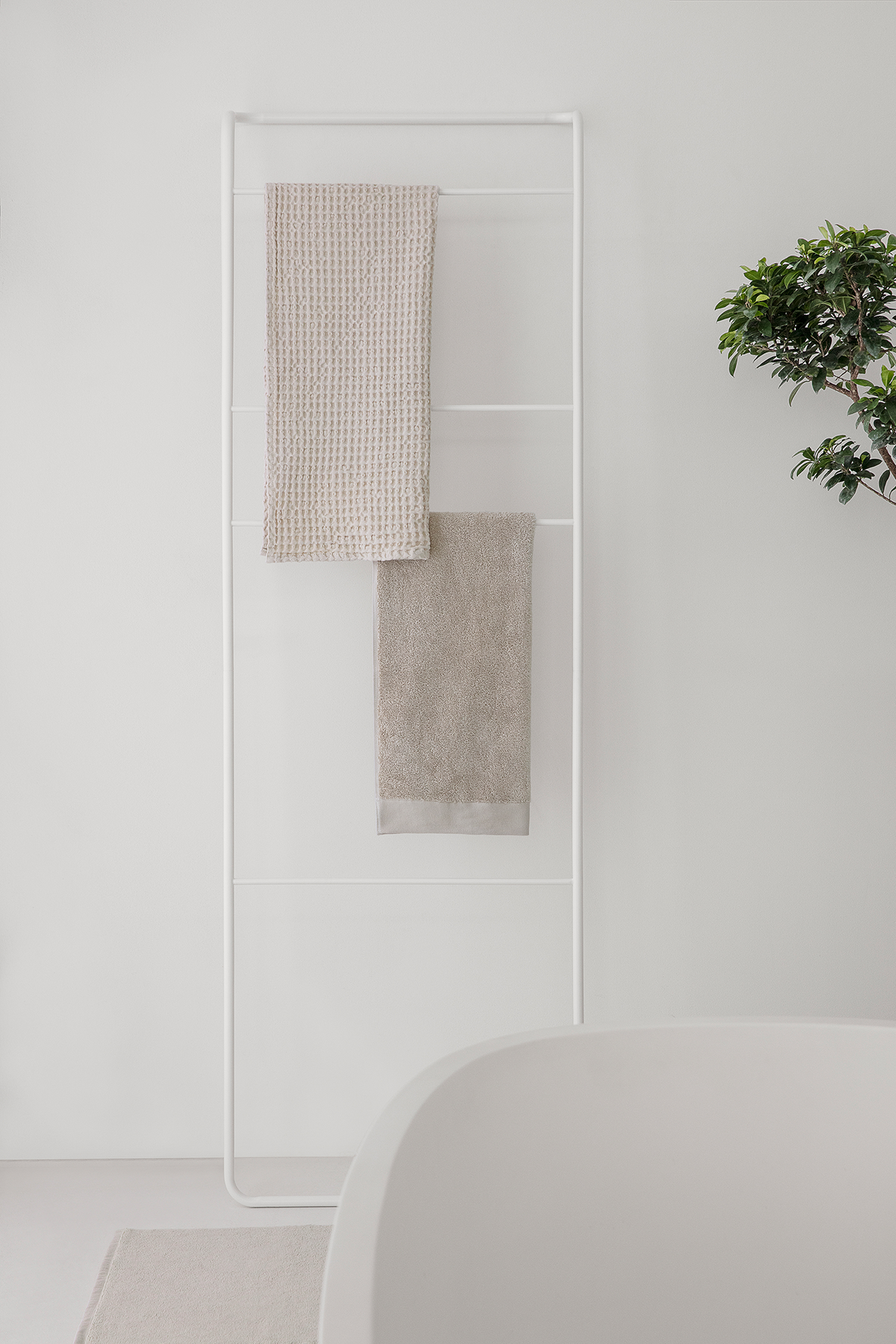 Handtuchleiter MODO in white präsentiert im Onlineshop von KAQTU Design AG. Kleiderständer ist von e + h Services AG