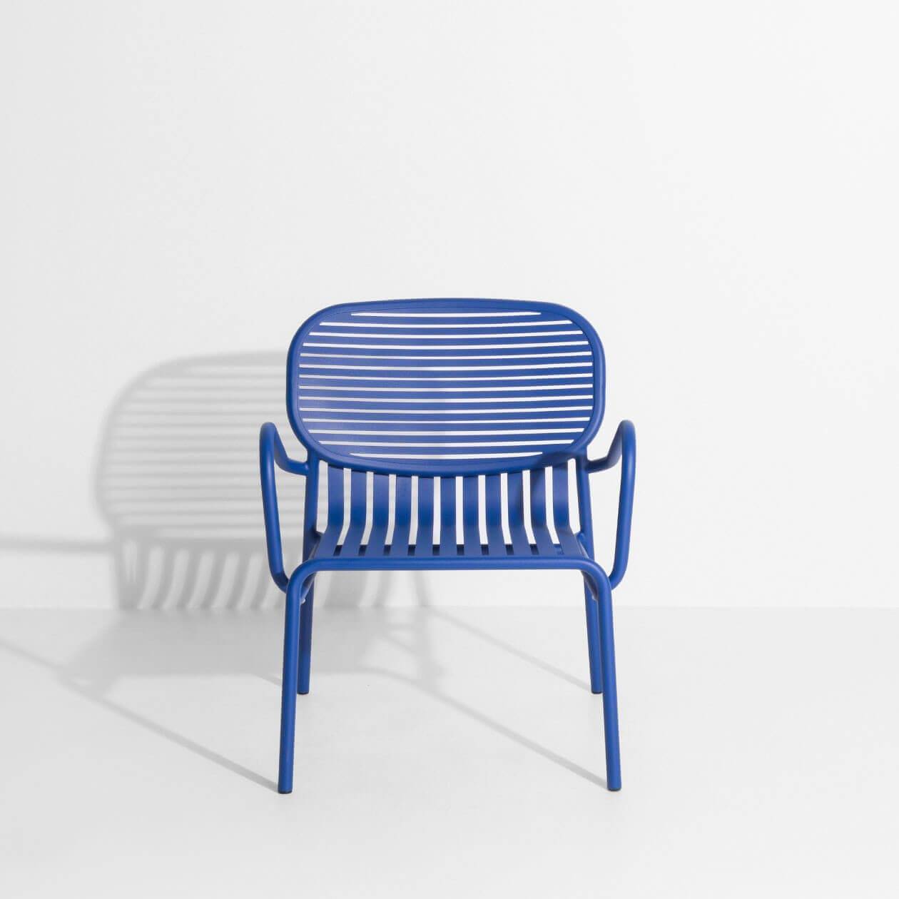 Week-End Garten Lounger in Blue präsentiert im Onlineshop von KAQTU Design AG. Outdoor-Sessel mit Armlehnen ist von Petite Friture