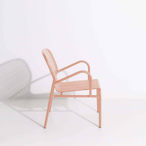 Week-End Garten Lounger in Blush präsentiert im Onlineshop von KAQTU Design AG. Outdoor-Sessel mit Armlehnen ist von Petite Friture