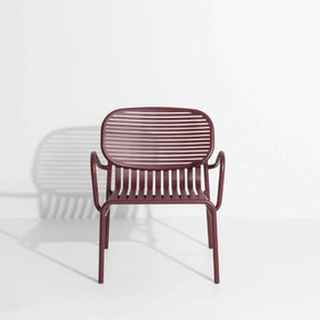 Week-End Garten Lounger in Burgundy präsentiert im Onlineshop von KAQTU Design AG. Outdoor-Sessel mit Armlehnen ist von Petite Friture