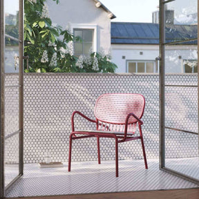 Week-End Garten Lounger in Burgundy präsentiert im Onlineshop von KAQTU Design AG. Outdoor-Sessel mit Armlehnen ist von Petite Friture