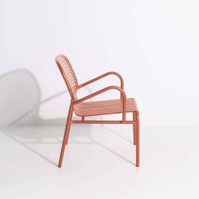Week-End Garten Lounger in Terracotta präsentiert im Onlineshop von KAQTU Design AG. Outdoor-Sessel mit Armlehnen ist von Petite Friture
