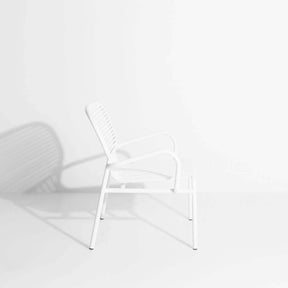 Week-End Garten Lounger in White präsentiert im Onlineshop von KAQTU Design AG. Outdoor-Sessel mit Armlehnen ist von Petite Friture