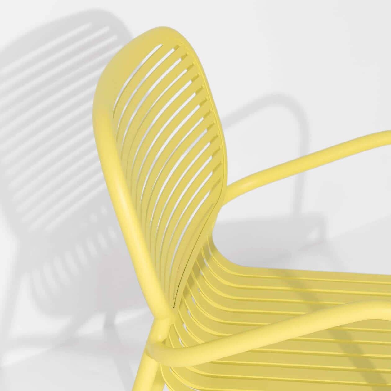 Week-End Garten Lounger in Yellow präsentiert im Onlineshop von KAQTU Design AG. Outdoor-Sessel mit Armlehnen ist von Petite Friture
