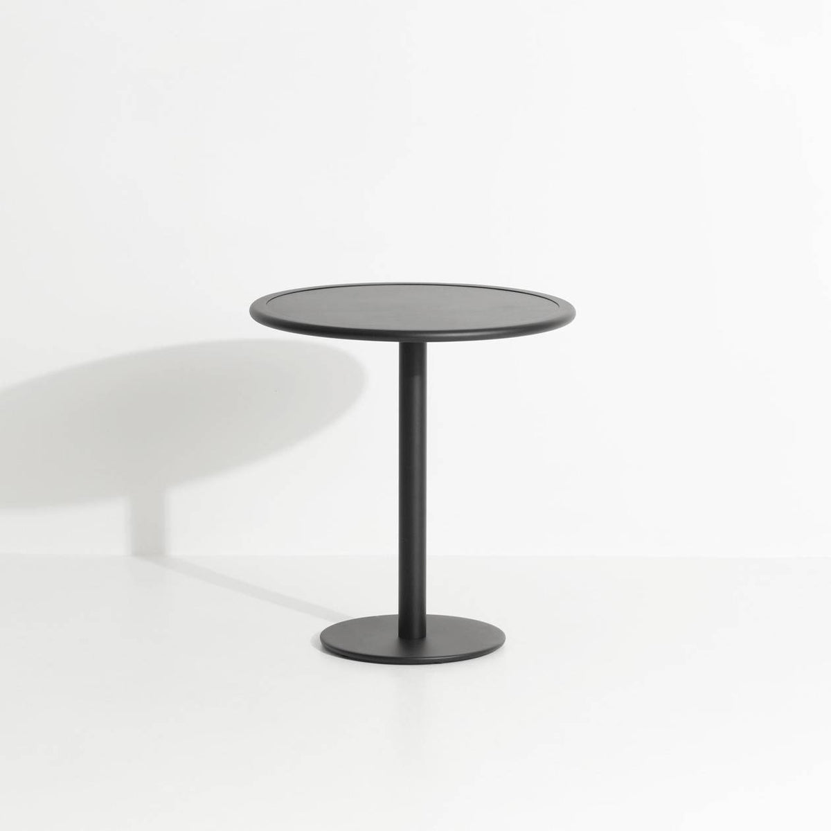 Week-End Dining Table rund in Black präsentiert im Onlineshop von KAQTU Design AG. Gartentisch ist von Petite Friture