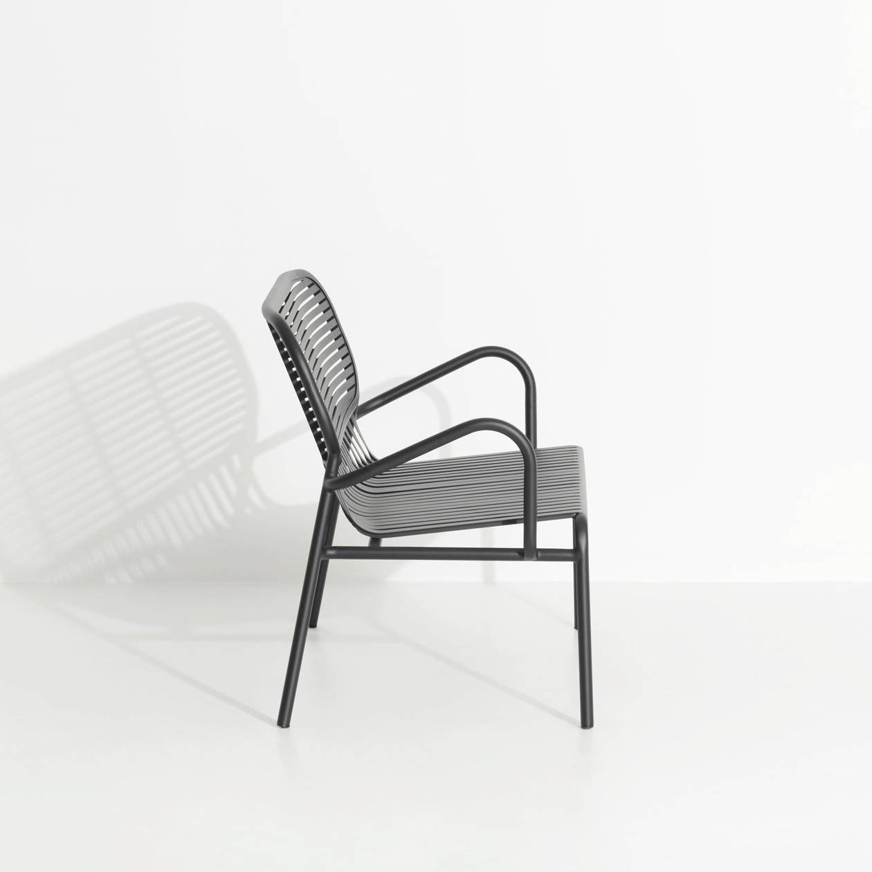 Week-End Gartensofa in Black präsentiert im Onlineshop von KAQTU Design AG. Lounge Sofa ist von Petite Friture