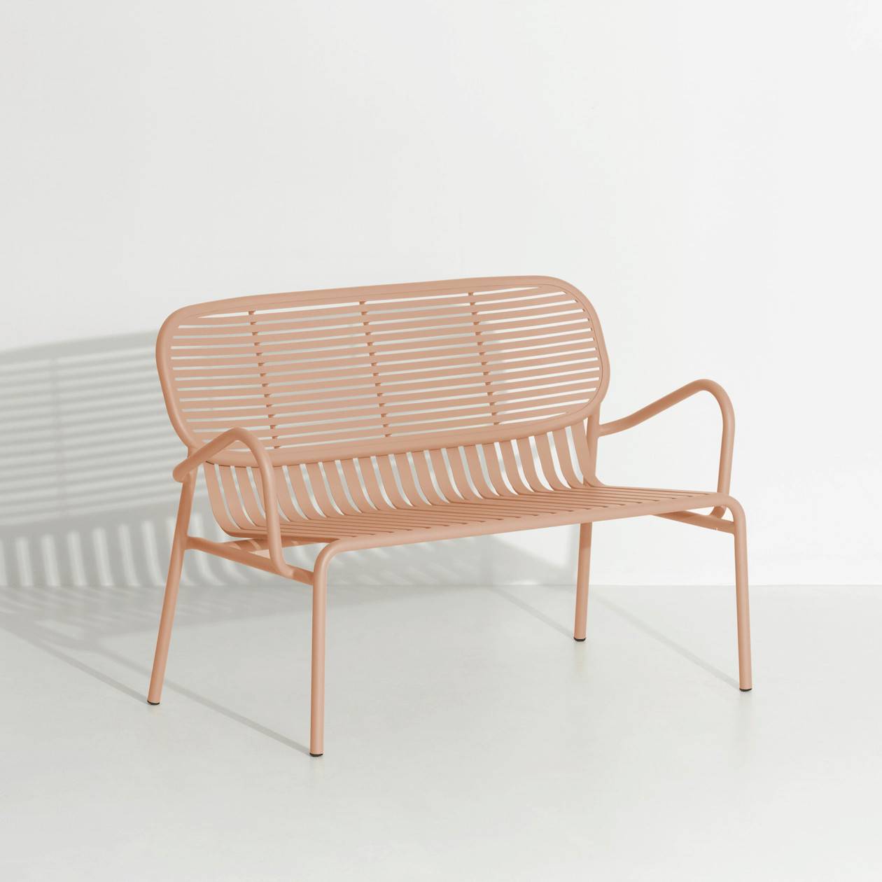 Week-End Gartensofa in Blush präsentiert im Onlineshop von KAQTU Design AG. Lounge Sofa ist von Petite Friture