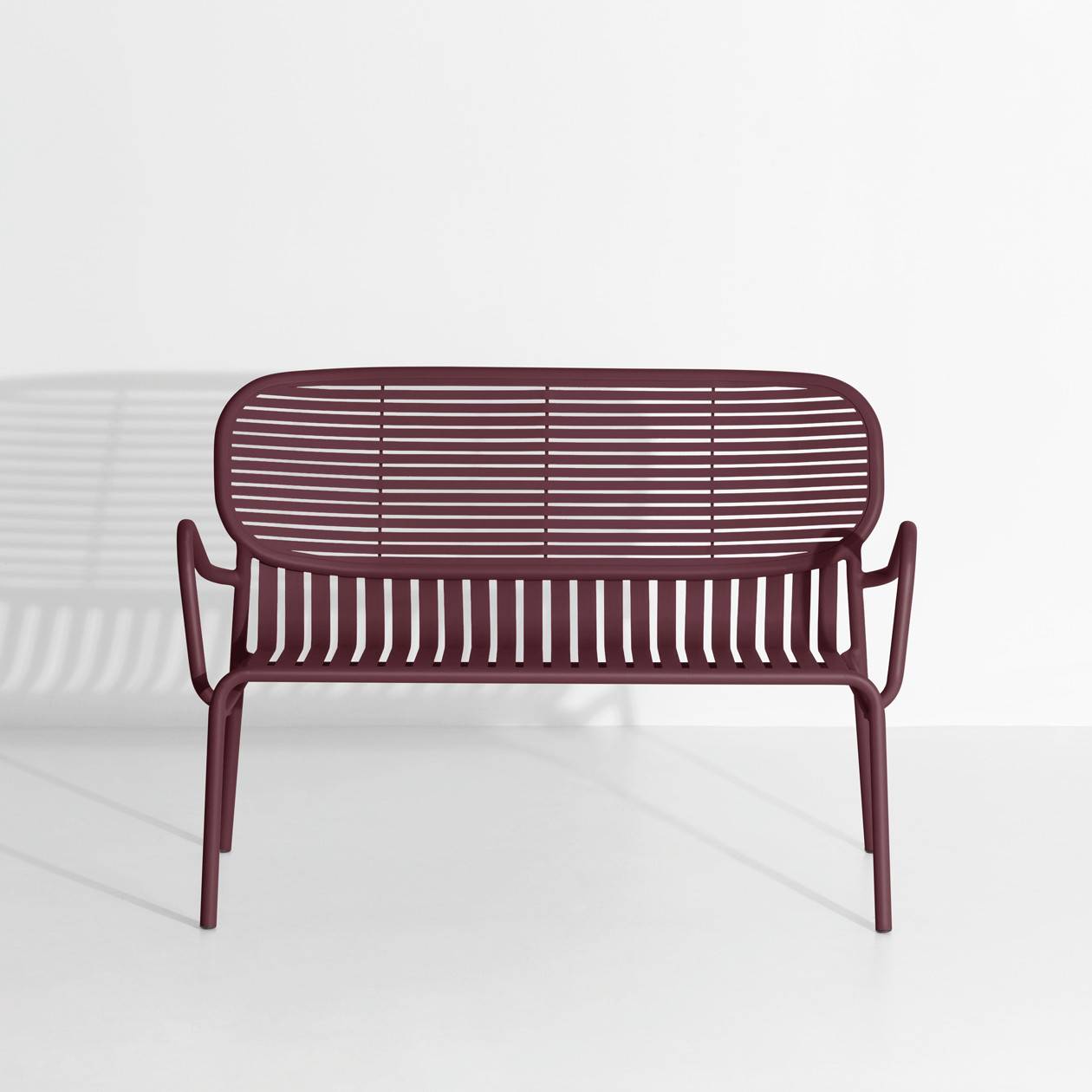 Week-End Gartensofa in Burgundy präsentiert im Onlineshop von KAQTU Design AG. Lounge Sofa ist von Petite Friture