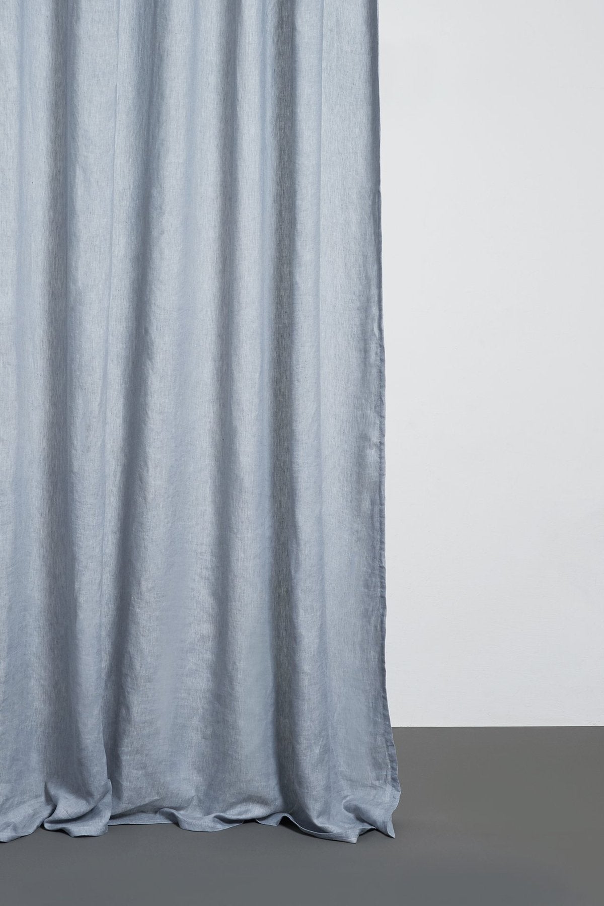 Two Tone Vorhang Stonewashed in Grau präsentiert im Onlineshop von KAQTU Design AG. Vorhang ist von ZigZagZurich